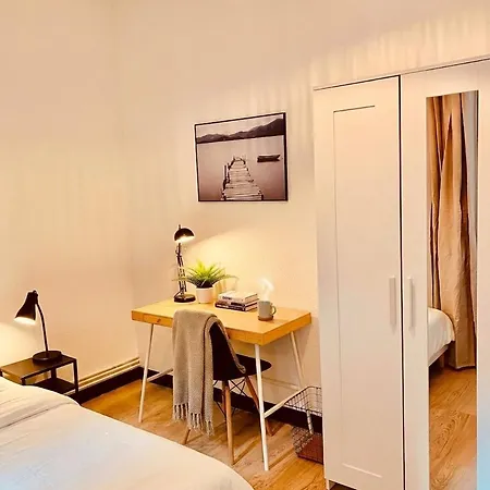 Appartement Cozy Apartment, A Short Walk To Place Stan *
